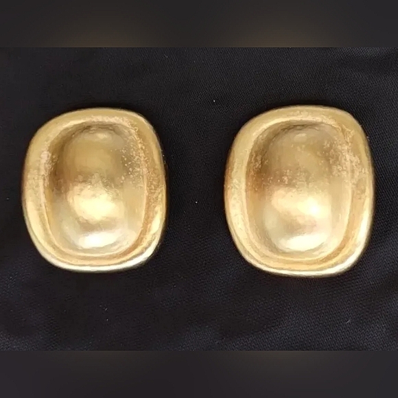Vintage 90s LES BERNARD matte gold tone SHIELD earrings clip ons modernist glam - Picture 2 of 11